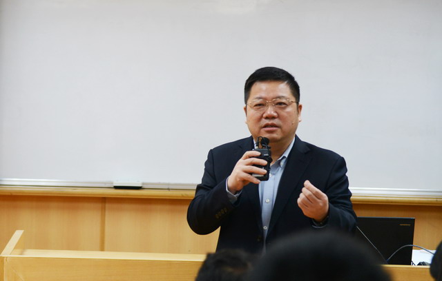 集團總裁、商學院院長陳方做開班講話_調整大小.JPG